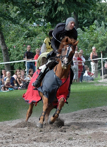 2005_0813 (07).JPG - Uppvärmning inför Riddarspelet